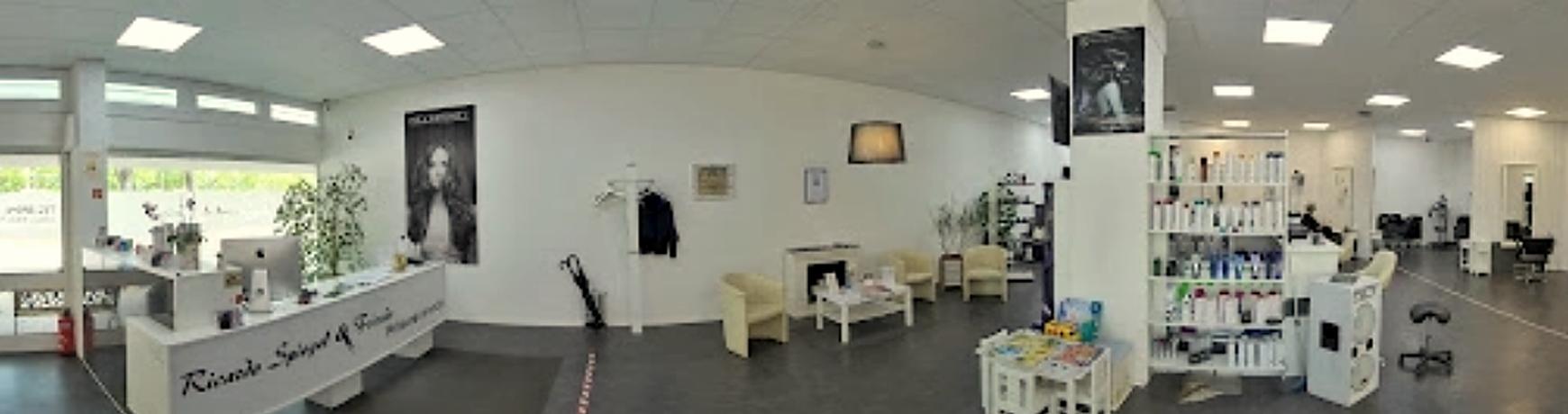 Blick in den Salon Ricardo Spiegel & Friends mit Empfang und Wartebereich